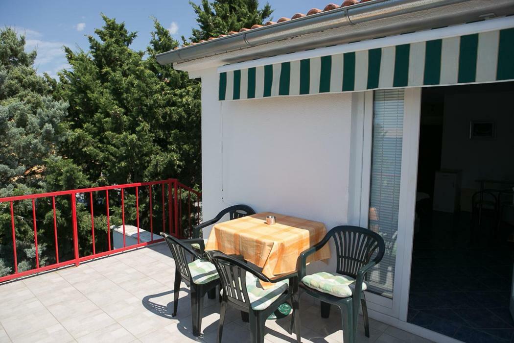 Apartmani Herceg Karlobag Exterior photo